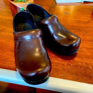 Like new Sanita clogs 37